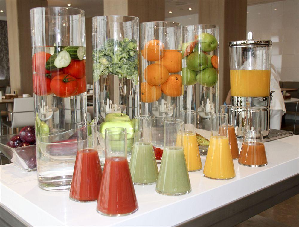 Nh Collection Madrid Palacio De Tepa Εξωτερικό φωτογραφία A selection of fruit juices