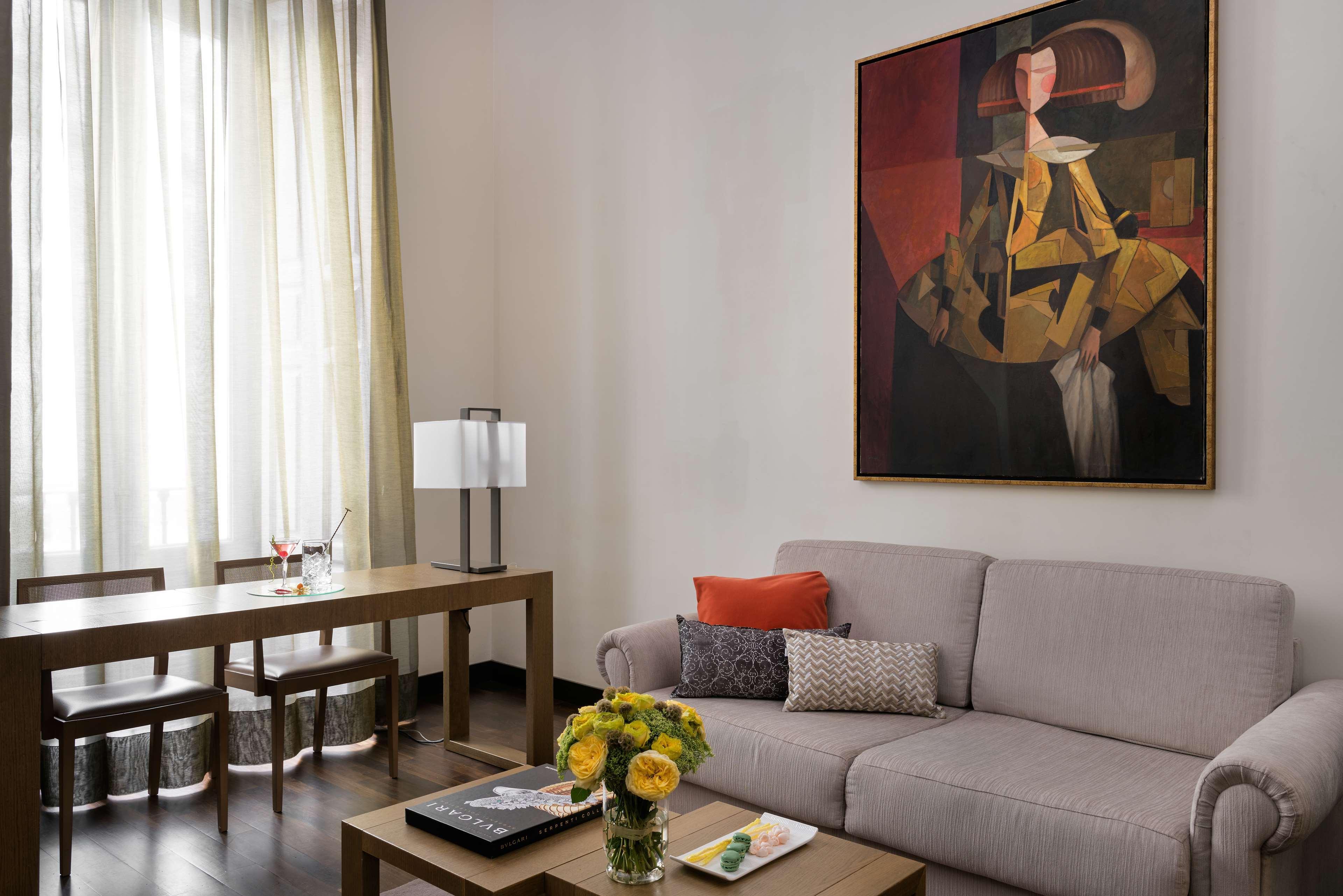Nh Collection Madrid Palacio De Tepa Εξωτερικό φωτογραφία A living room in a typical apartment