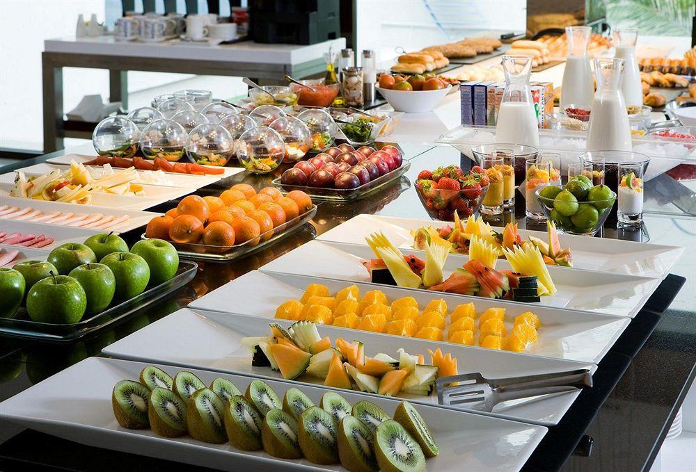 Nh Collection Madrid Palacio De Tepa Εξωτερικό φωτογραφία A fruit salad buffet