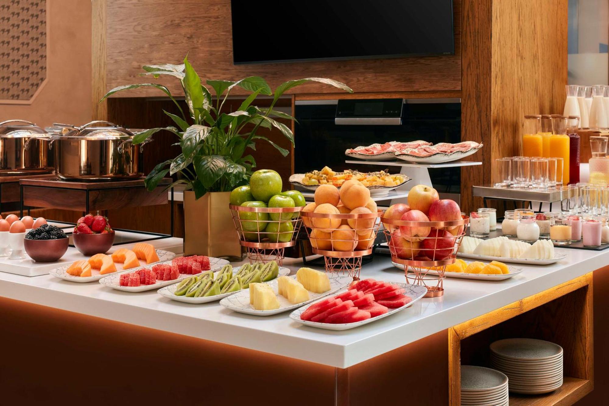 Nh Collection Madrid Palacio De Tepa Εξωτερικό φωτογραφία A fruit buffet