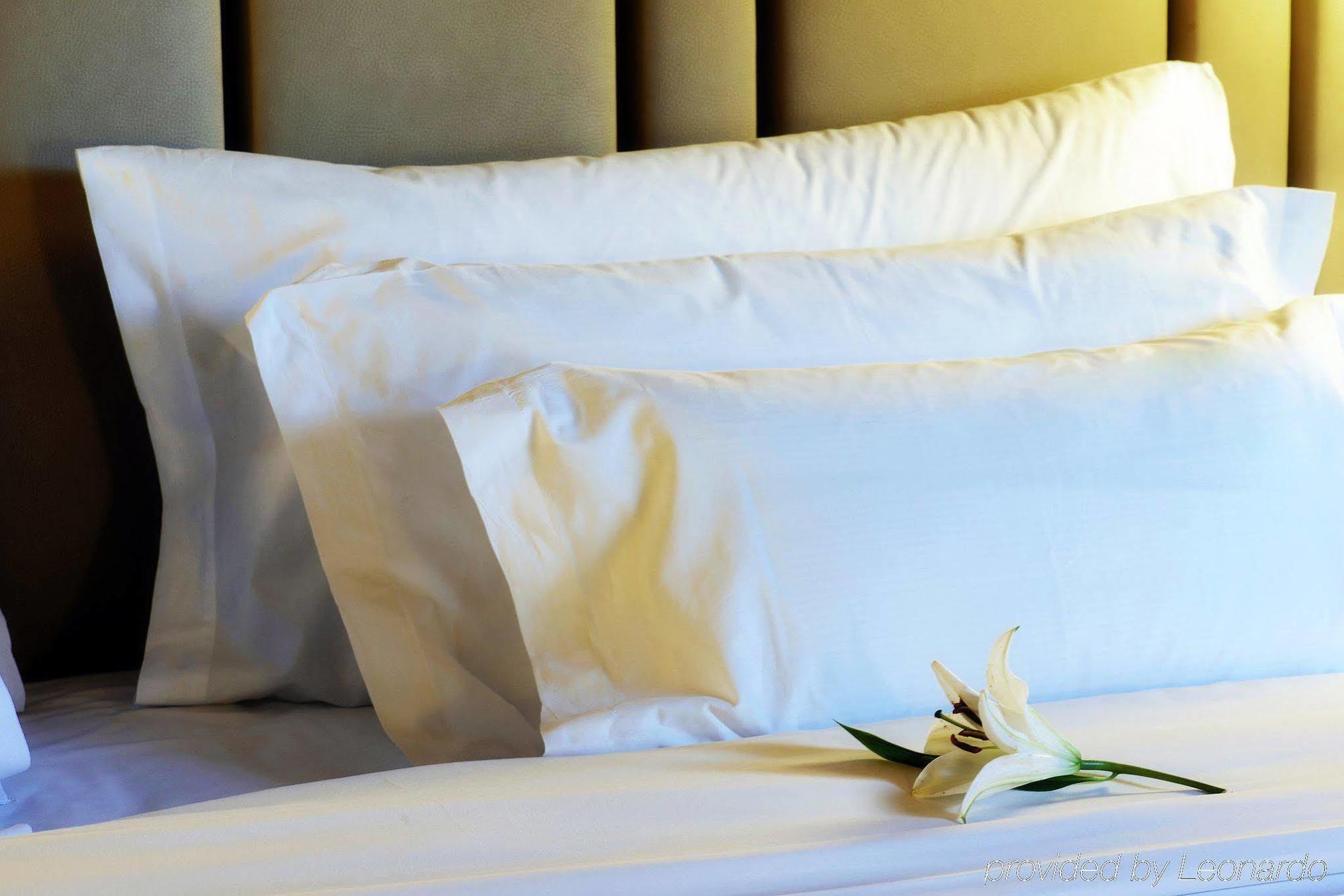 Nh Collection Madrid Palacio De Tepa Εξωτερικό φωτογραφία Pillows on a bed