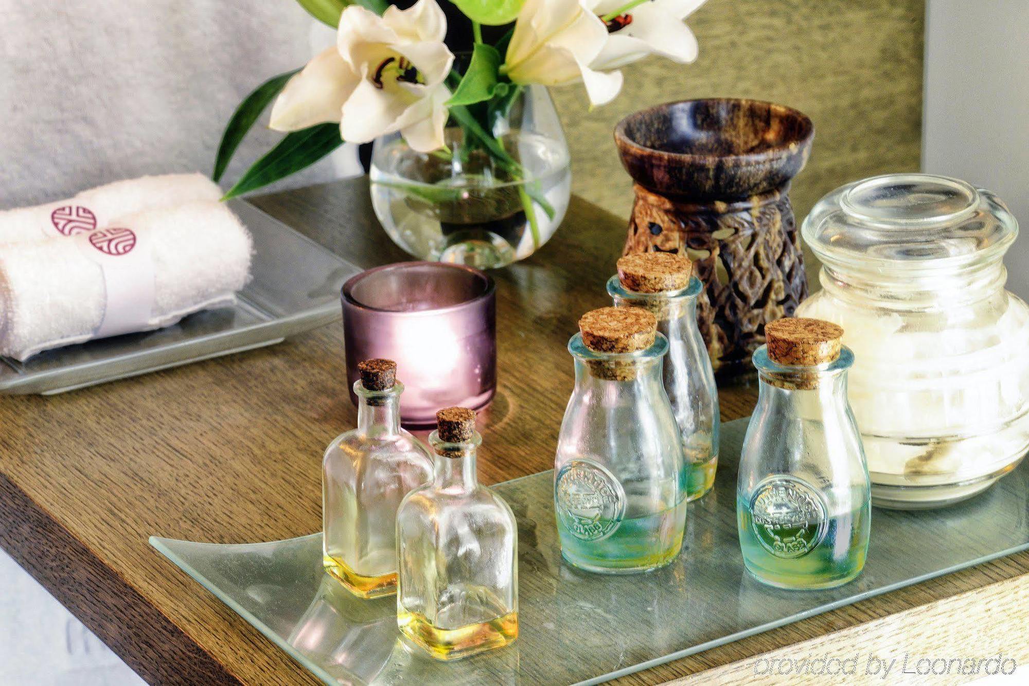 Nh Collection Madrid Palacio De Tepa Εξωτερικό φωτογραφία A selection of essential oils