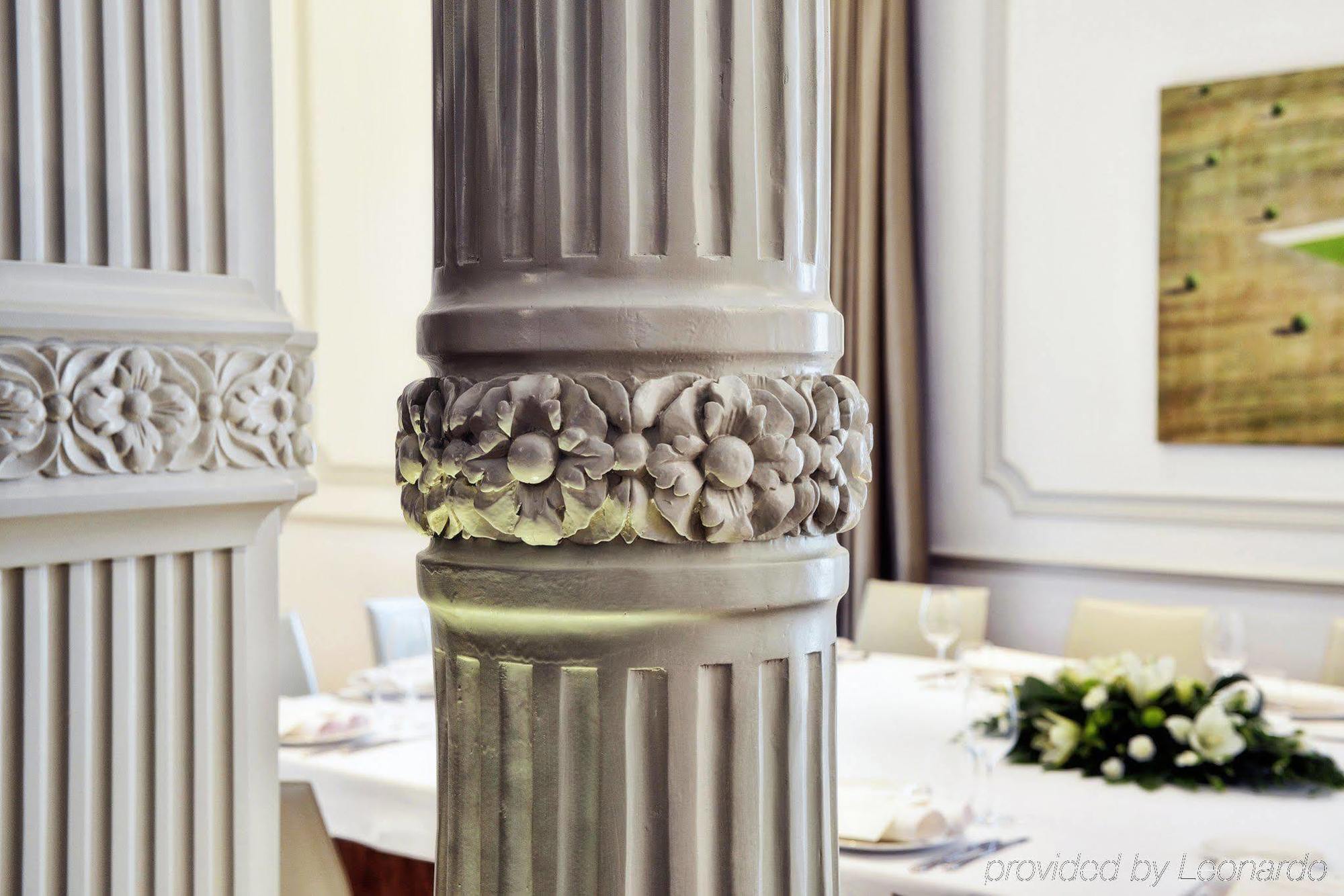 Nh Collection Madrid Palacio De Tepa Εξωτερικό φωτογραφία A column with a capital