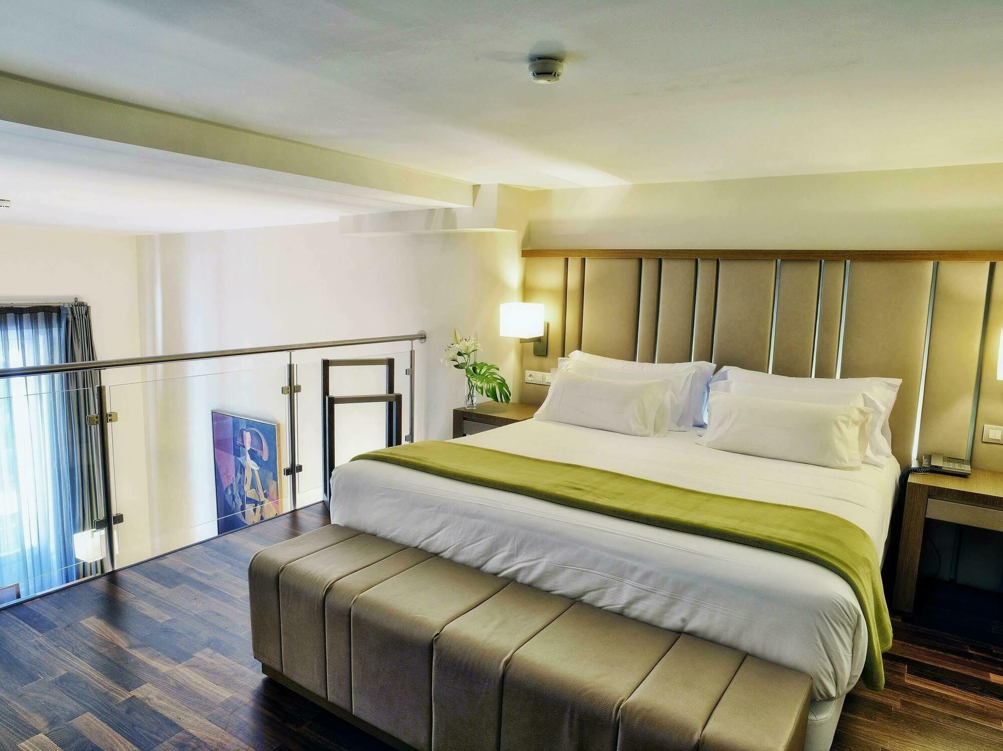 Nh Collection Madrid Palacio De Tepa Εξωτερικό φωτογραφία A bedroom at the hotel